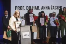 prof. dr hab. Anna Żaczek podczas wręczenia nagrody