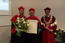 Prof. Ewa Łojkowska odbiera tytuł z rąk Dziekan i Rektora UG