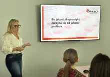 Studenci podczas wizyty studyjnej w firmie GRASO Biotech, zapoznający się z działalnością przedsiębiorstwa i jego zapleczem laboratoryjnym.