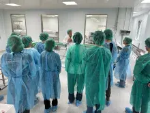 Studenci podczas wizyty studyjnej w firmie GRASO Biotech, zapoznający się z działalnością przedsiębiorstwa i jego zapleczem laboratoryjnym.