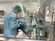 Studenci podczas wizyty studyjnej w firmie GRASO Biotech, zapoznający się z działalnością przedsiębiorstwa i jego zapleczem laboratoryjnym.