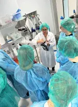 Studenci podczas wizyty studyjnej w firmie GRASO Biotech, zapoznający się z działalnością przedsiębiorstwa i jego zapleczem laboratoryjnym.