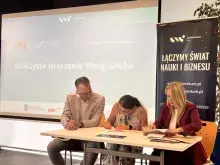 Podpisywanie umowy na finansowanie projektu - dr Agata Motyka-Pomagruk