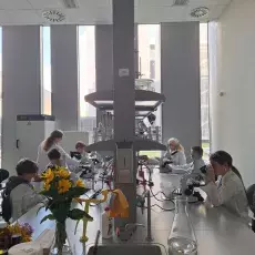 Młodzież na wydarzeniu Młody Biotechnolog