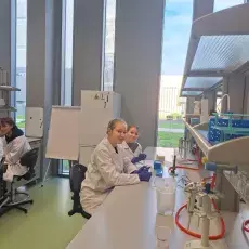 Młodzież na wydarzeniu Biotech Week 2025