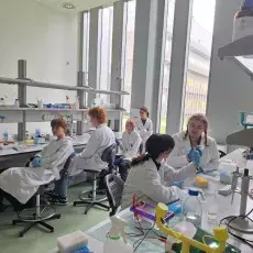 Młodzież na wydarzeniu Biotech Week 2025